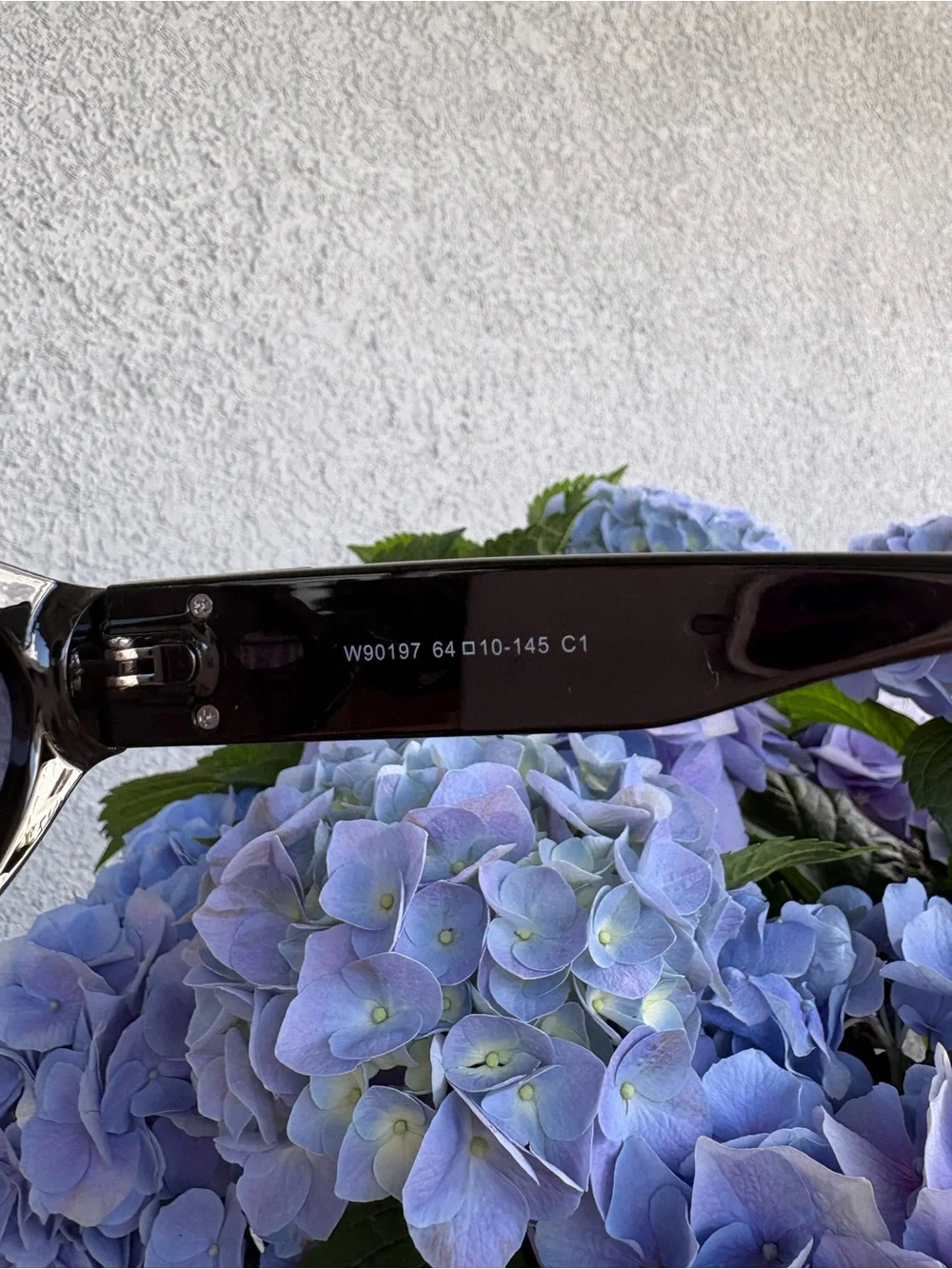 Sleek Black Cat-Eye Sunglasses for Women